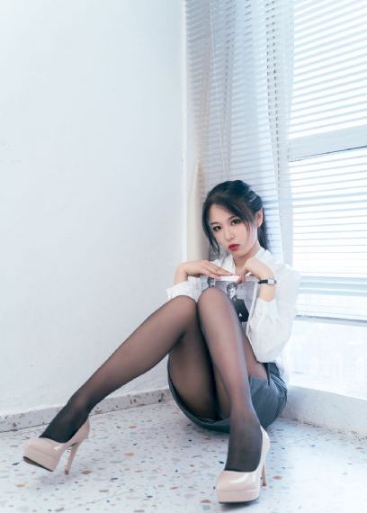 我和亲女在客厅作爱h在