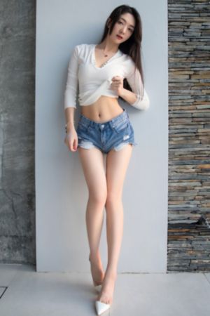 她的下面又紧又湿好爽